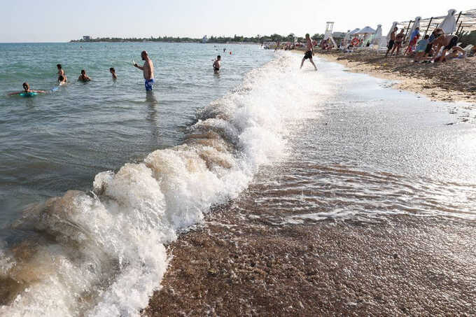 Обломки одного из беспилотников, сбитых сегодня ночью в Крыму, вынесло на пляж санатория "Полтава-Крым" в Саки